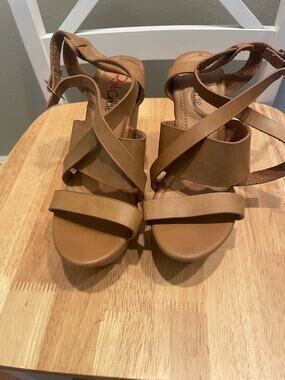 Pre-Owned Red Circle Women's Tan Leather Wedge Heels, Size 8.5, $15, B51